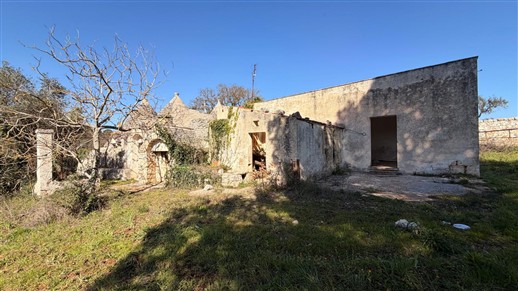 Corpo Di Trulli Con Fabbricati